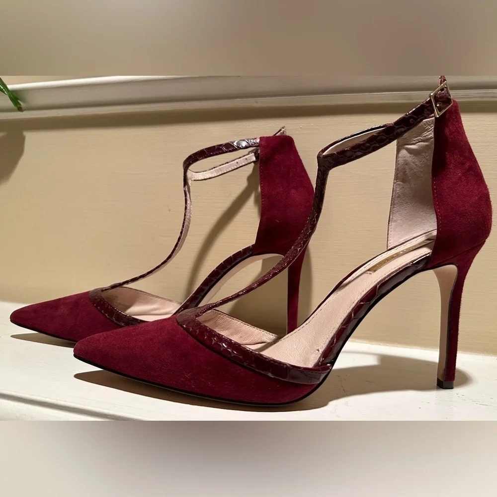 Louise et Cie “Lo-Harem” Shiraz Suede T-Strap Pumps (Size 8.5)